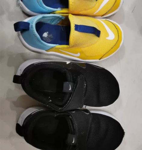 耐克黄色9c，黑色8c，黑色有一只鞋头稍微...