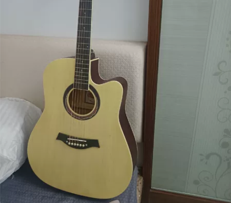 『闲置吉他』 琴袋上印的安德鲁闲置的,我哥...