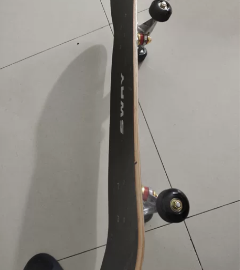 斯威滑板买来玩过几次有轻微使用痕迹 感兴趣...