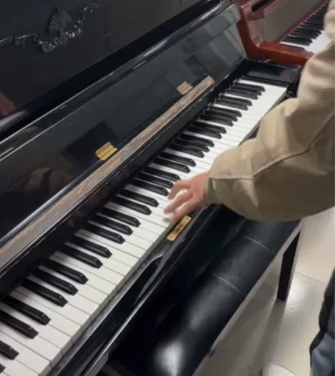 出售两台二手练习钢琴，同城出售。运费自理 ...