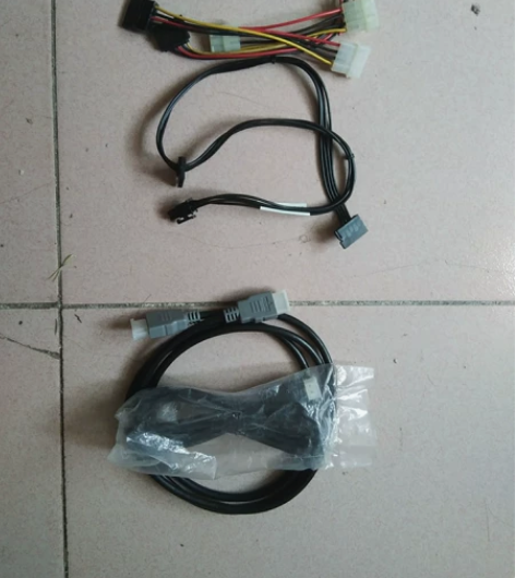 HDMI线两根，电脑电源线几个，一起出 感...