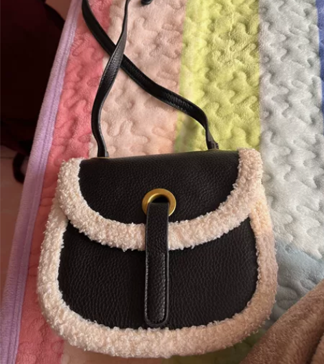 斜挎包,背过两次,不是牌子的哦 感兴趣的话...