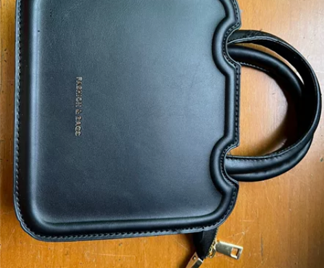 斜挎包 都有长肩带，黑色和白色都有点污渍，...