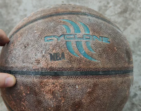 斯伯丁篮球 打气即可用，30块钱拿去玩，卖...