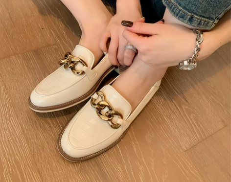 新款大码女鞋41一43粗跟真皮单鞋圆头一脚...