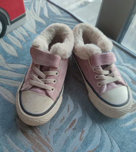 闲置女宝25码毛毛板鞋 没怎么穿过 线下飞...