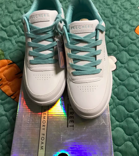 全新斯凯真皮板鞋,全新正品,配色很清爽,四...