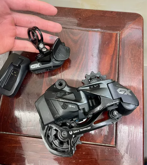 GX axs变速 电子部分 顾名思义 指拨...