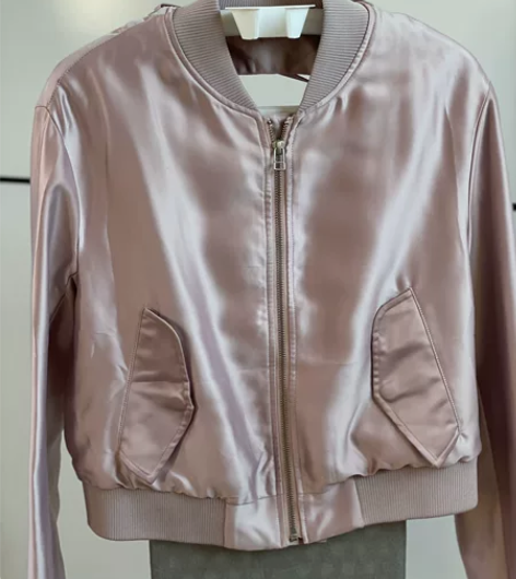 粉色丝光面料棒球外套  去香港穿过一次 感...