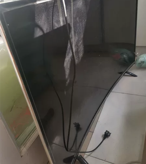 出一个电视，TCL智能电视，左边被孩子用玩...