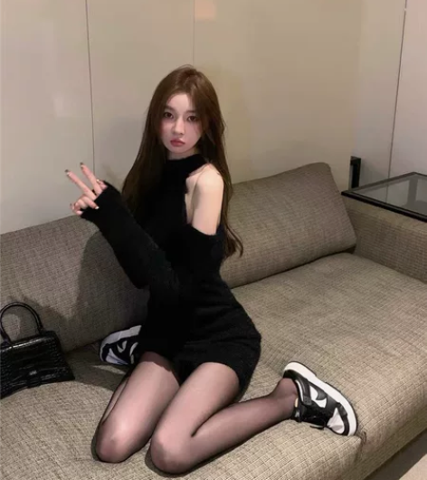 黑色露肩长袖针织内搭包臀裙 感兴趣的话点“...