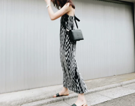 iWiNG新款极简风时髦纸片人版型细吊带黑...