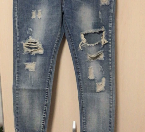 全新破洞牛仔裤28码（不退换） 感兴趣的话...
