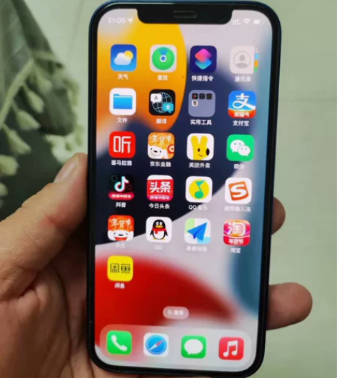 出售苹果12远峰蓝，128G，手机99新，...