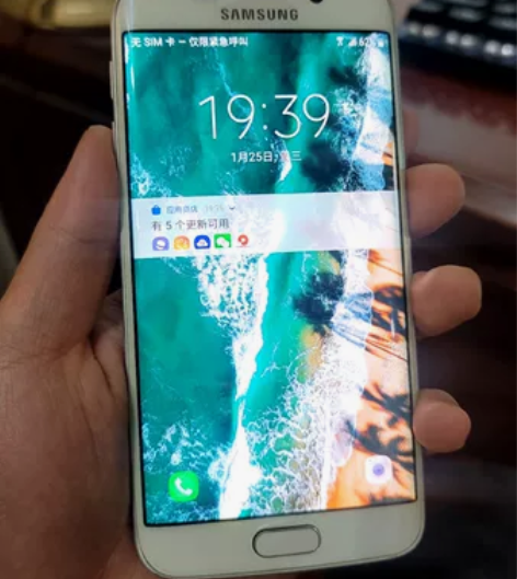 三星s6edge 3+64 上面有些掉漆在...