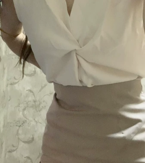 衣服全新仅试穿，没穿出门过。裙子穿过两次，...