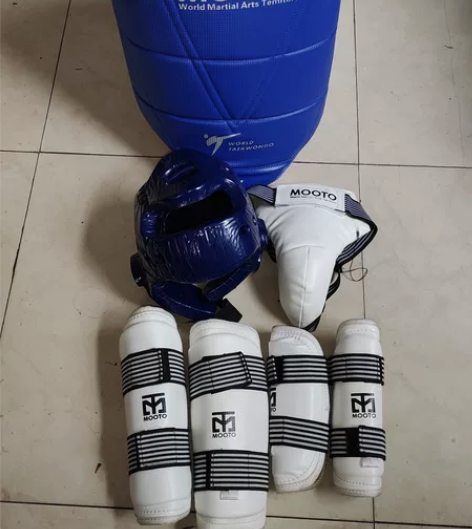 因孩子转学出售MOOTO跆拳道护具，适合一...