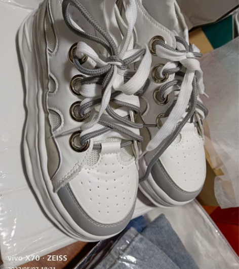 全新女士运动休闲板鞋 流行的溶解底 白灰色...