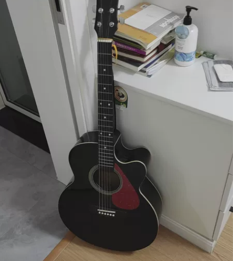 红棉牌古典实木吉他41寸 最细的那根弦断了...