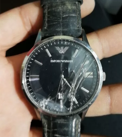 阿玛尼手表 镜面大 玻璃碎 感兴趣的话点“...
