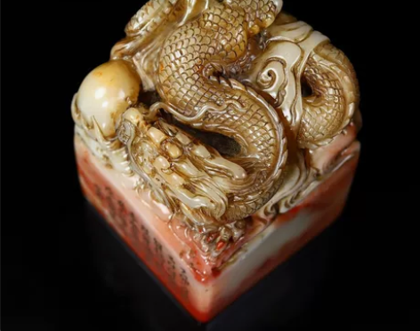 旧藏寿山芙蓉石雕刻腾龙戏珠龙钮印章，长7厘...