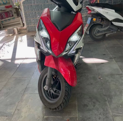 本田铃木摩托车，爱护的非常好，没有出任何事...