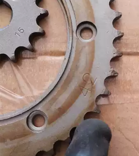 摩托车的链条加链轮。适用车型银钢125 小...