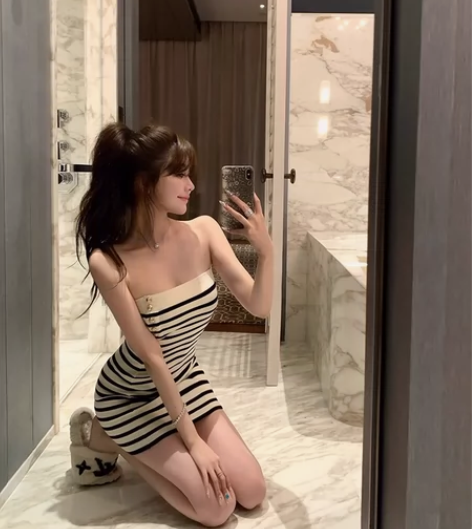 辣妹黑白条纹抹胸包臀裙连衣裙 几乎全新