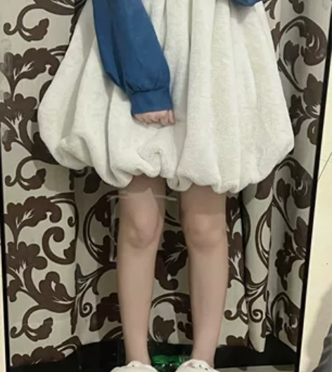 唐老鸭毛绒背带花苞裙衬衫 一套均码 好像没...