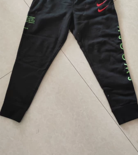 耐克加绒好看长裤，瑕疵在图三一处，臀围11...