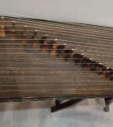 古筝，后面板裂了一口子，不影响使用，音色可...