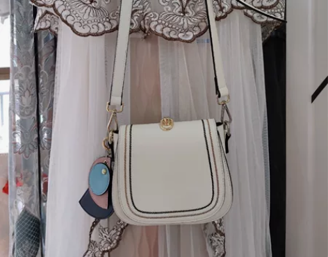 出售女士手提斜挎马鞍包包一个，百搭款9.5...