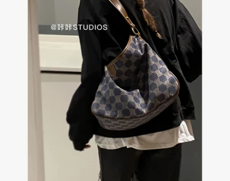 印花水桶包包女2021新款潮时尚大牌腋下包...