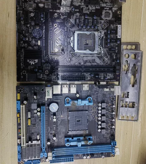 单位库房收拾出两块主板 一块Intel B...