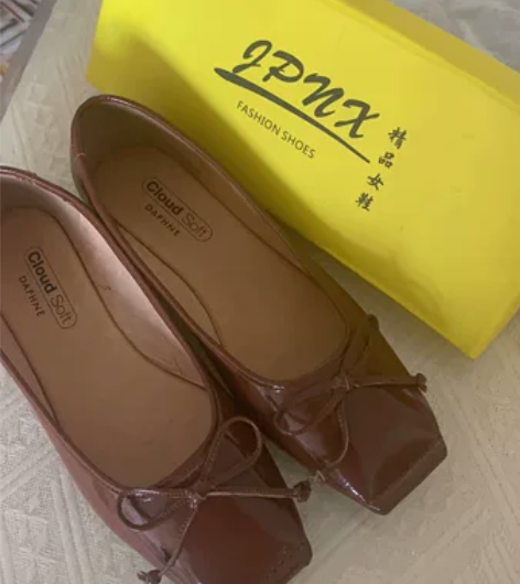 女鞋春秋款，真皮单鞋，全新未穿过，鞋码买小...