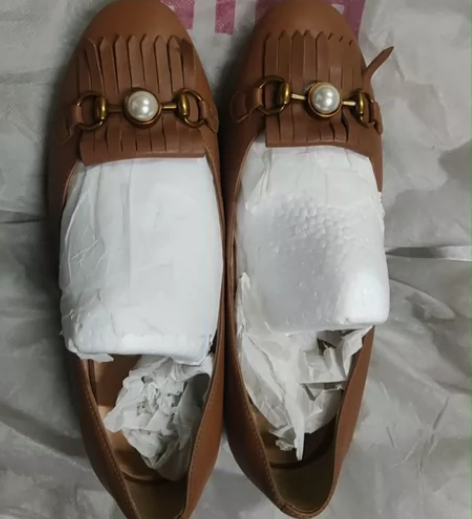 全新百丽单鞋，专柜购买，35码 感兴趣的话...