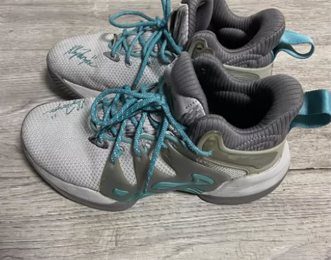 安踏 男篮球鞋 见山一代 40码 去年三月...