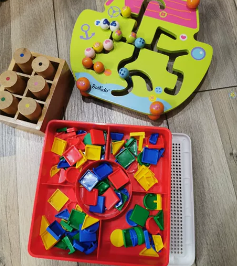 一组三件 音筒，彩色美术拼盘，智力行走棋娃...