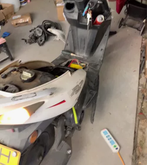 飞鹰鬼火踏板摩托裸车一千块出，车子外壳烂了...