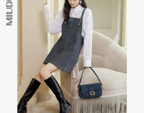 原创秋冬2022年新款女牛仔背带裙冬季气质...