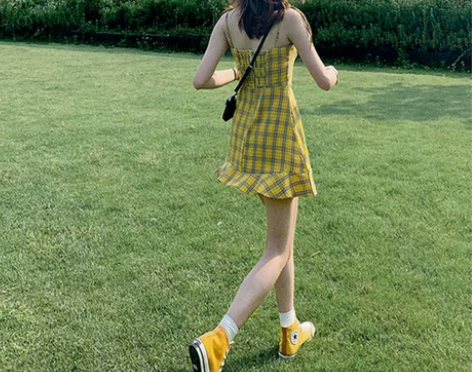 甜美初恋小裙子复古黄色格子吊带连衣裙女夏鱼...