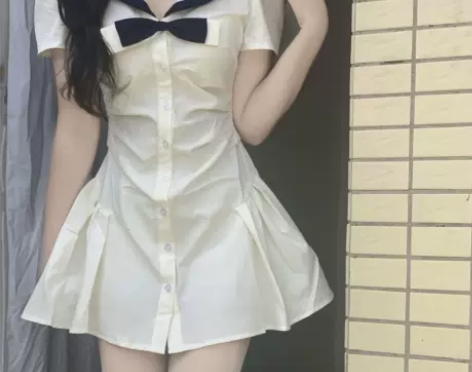 九条喵 学院风条纹水手领领结收腰抽褶短袖连...