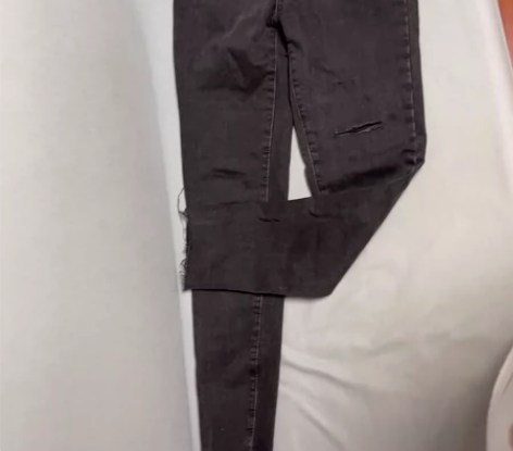 破洞黑色牛仔裤M码,29包邮不退换 感兴趣...