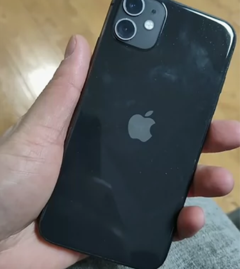 11 128换过一次电池。成色还行，没有磕...