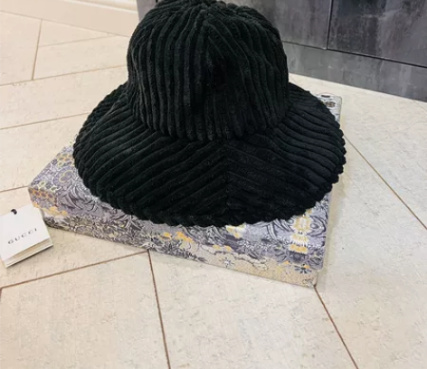 黑色渔夫帽，买了就带一次，剪短发了，带着不...