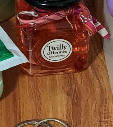 爱马仕丝巾香水 没有盒子了 用了一点点 可...