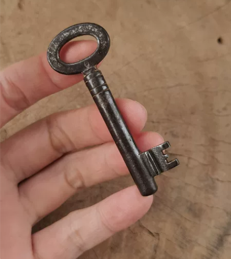 欧洲老钥匙，7cm，应该是数字7，小巧可爱...