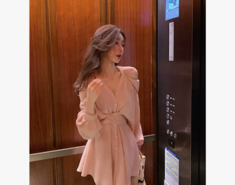 ACHI大也池粉色v领挂脖衬衫连衣裙露肩收...