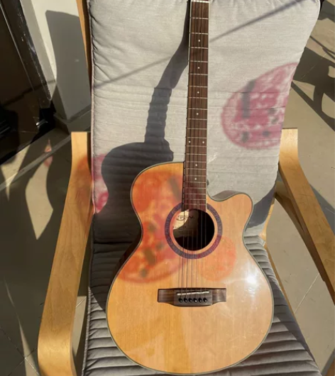 【同城交易】  吉他  大学时900多买的...