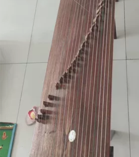 闲置古筝一件,有个断弦,。正常使用低价处理...